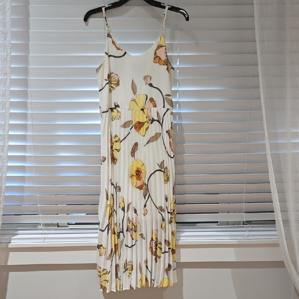 White Maxi Dress with Yellow Floral Print and Pleated Skirt